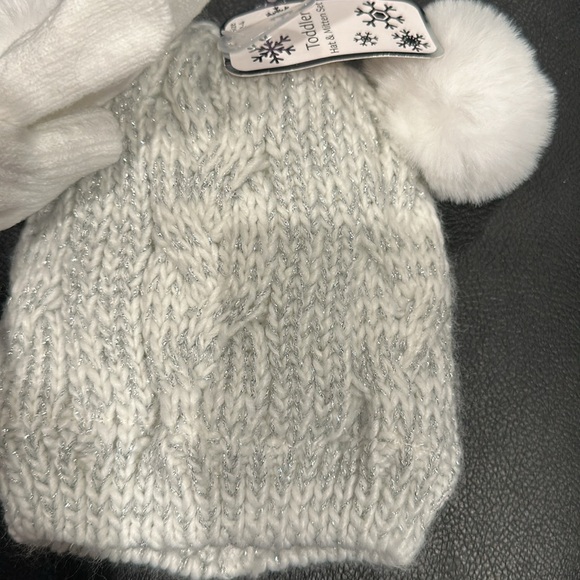 Brand new hat and gloves set - Picture 3 of 4